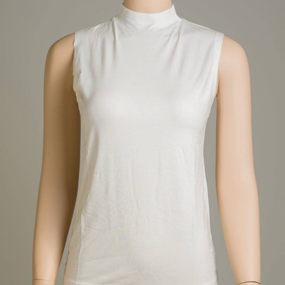 sleeveless T-shirt